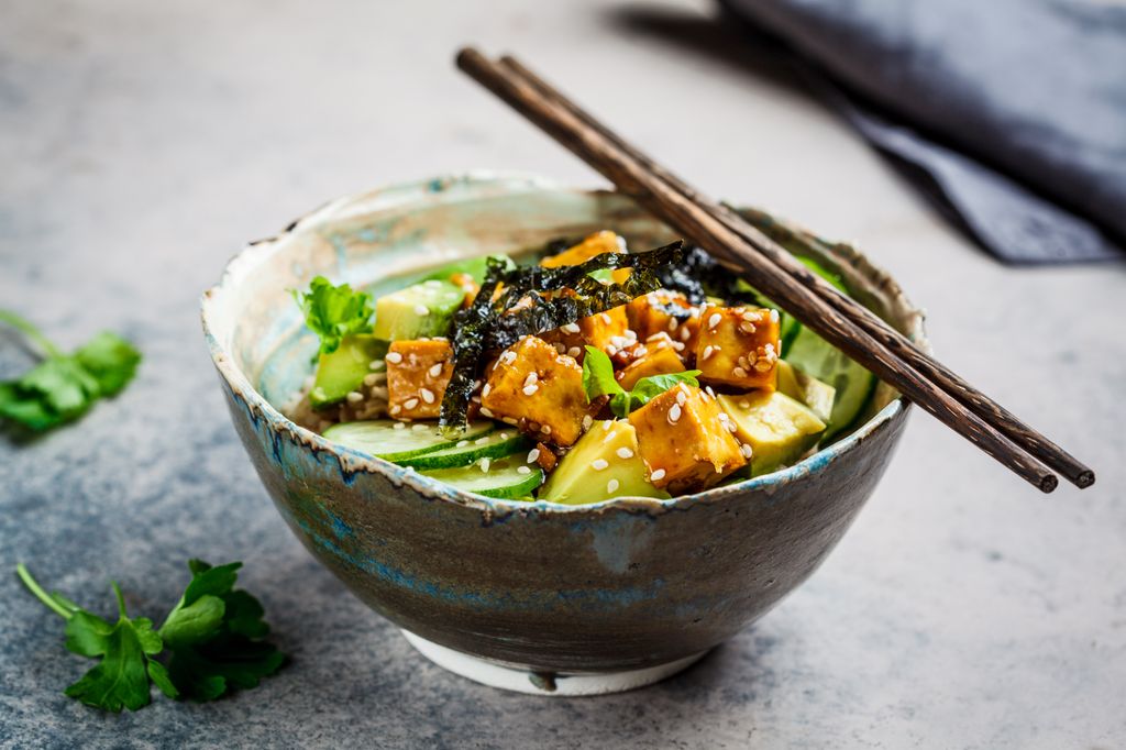 Poke bowl con tofu, alga nori y aguacate