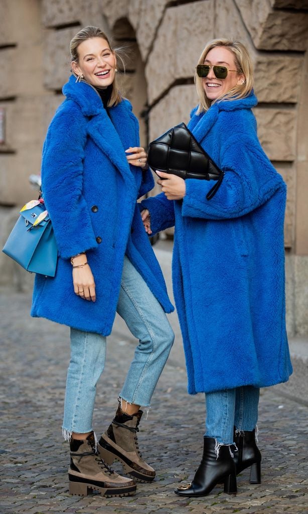 classic blue de pantone en abrigos largos