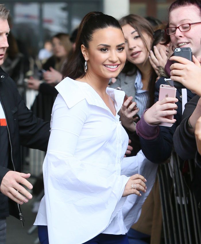 Demi Lovato atendiendo a sus fans