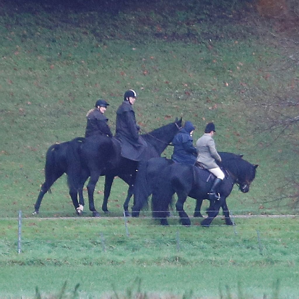 Príncipe Andrés a caballo con la reina de Inglaterra