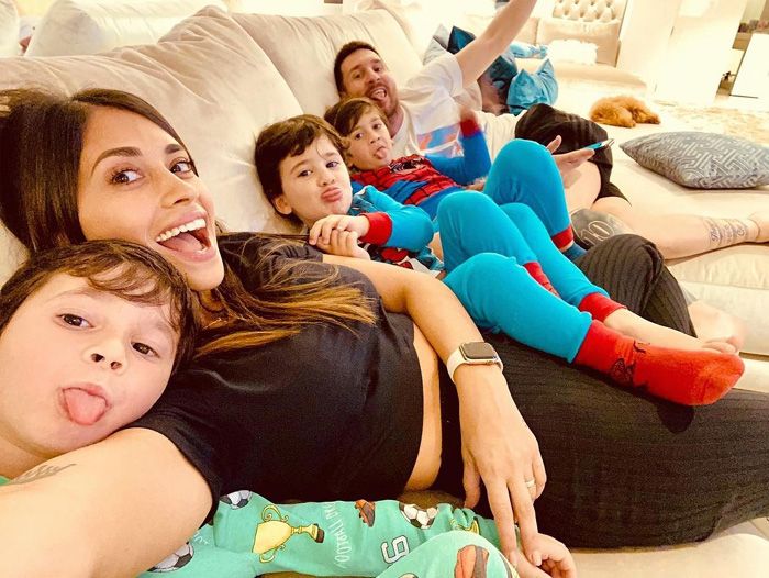 Messi y Antonela con sus hijos