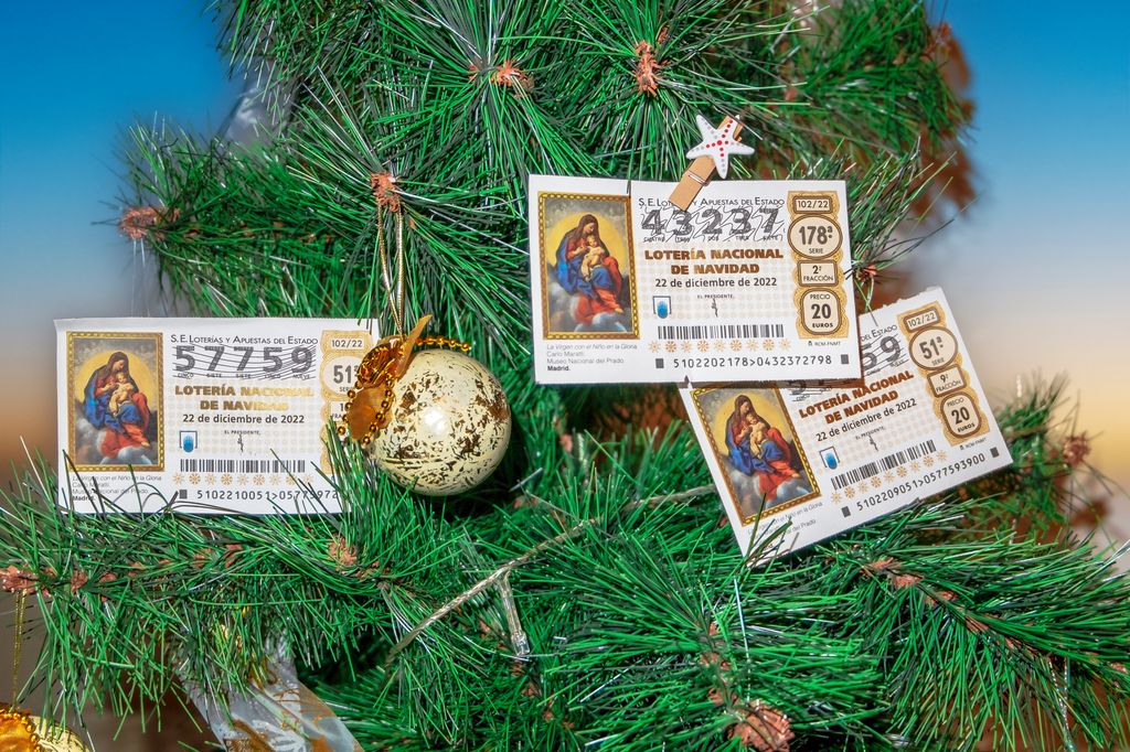 Décimos de lotería de Navidad colgados en un árbol de Navidad