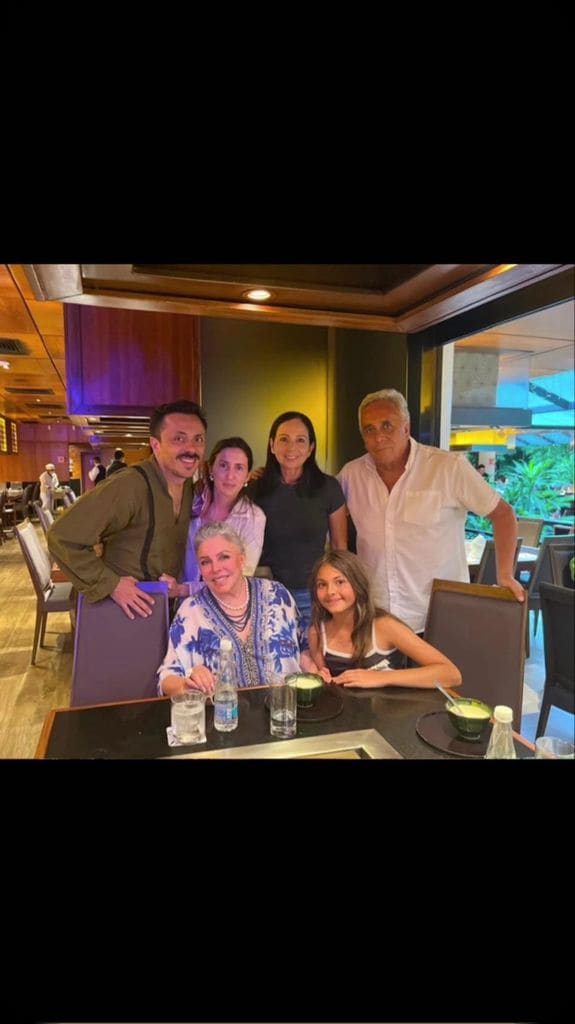 Rafaela Castro con su abuelita, su tío Michelle y otros de sus seres queridos