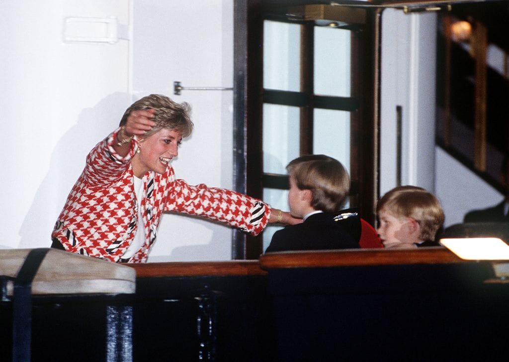 La princesa Diana junto a sus hijos, William y Harry en una foto tomada en octubre de 1991.