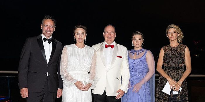 Los príncipes Alberto y Charlene con los presentadores del Baile de la Cruz Roja