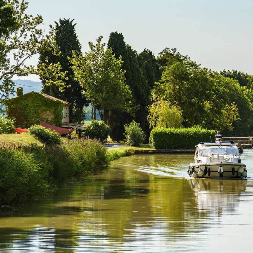 navegando en barco por el canal du midi a la altura de carcassonne