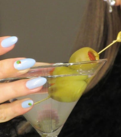 Hailey lleva as uñas con pequeñas figuras de aceitunas referenciando su drink favorito, el martini clásico. 