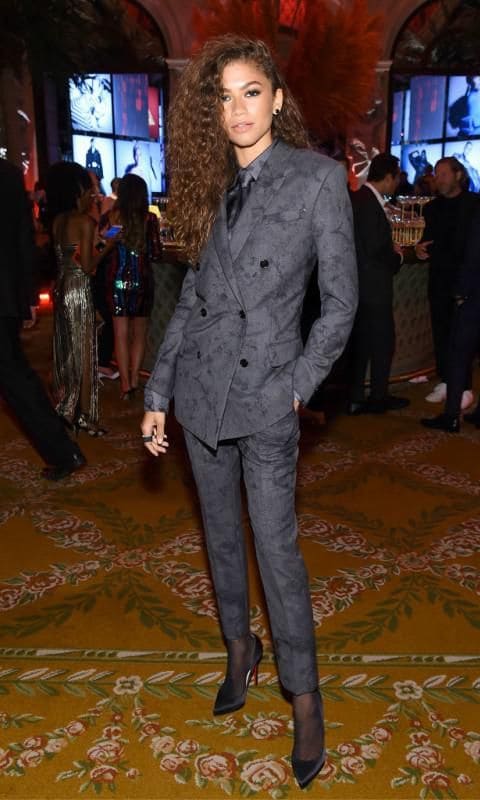 zendaya con traje gris de doble botonadura