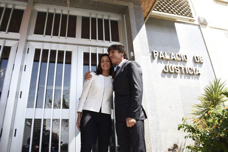 Manuel Díaz a la puerta de los juzgados, el pasado 28 de abril, con su mujer, Virgina Troconis
