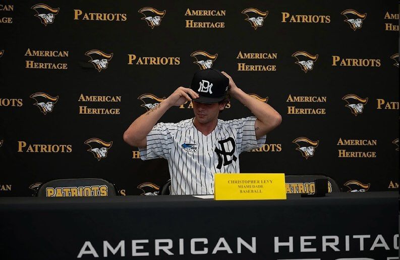 Christopher Levy se unió al equipo de béisbol del Miami Dade College.