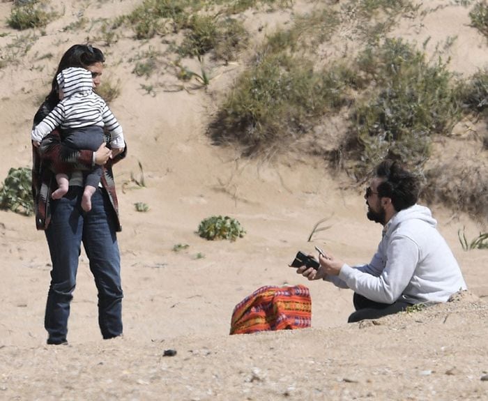 Elena Furiase con su novio y su hijo en la playa