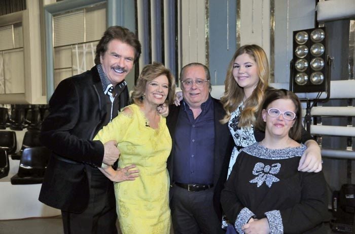 Al finalizar el programa, que estuvo teñido de emoción, María Teresa y Edmundo se hicieron una foto con Arévalo y su familia
