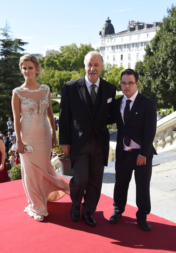 Vicente del Bosque llegó a la iglesia con sus otros dos hijos: Gemma, muy elegante con un ajustado vestido largo de encaje en color nude, y Álvaro
