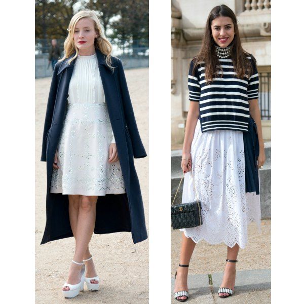 Una de las streetstylers de París, con un vestido de encaje de Sacai en blanco con un jersey de rayas en blanco y negro.
