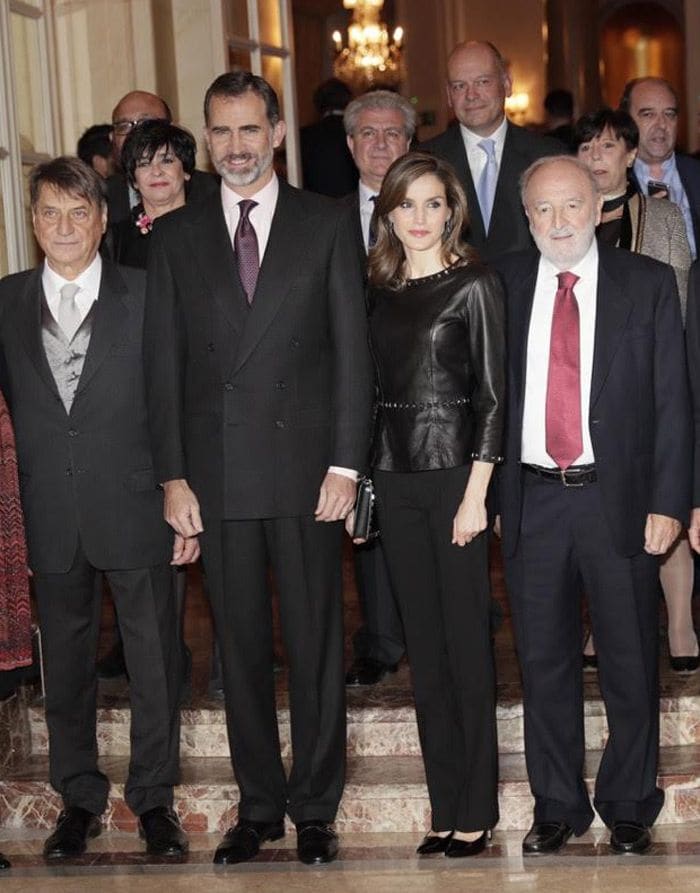 Foto de familia de los Reyes con Claudio Magris, el XXXIII Premio de Periodismo Francisco Cerecedo, y los miembros de la Asociación de Periodistas Europeos (APE) © Fernando Junco
