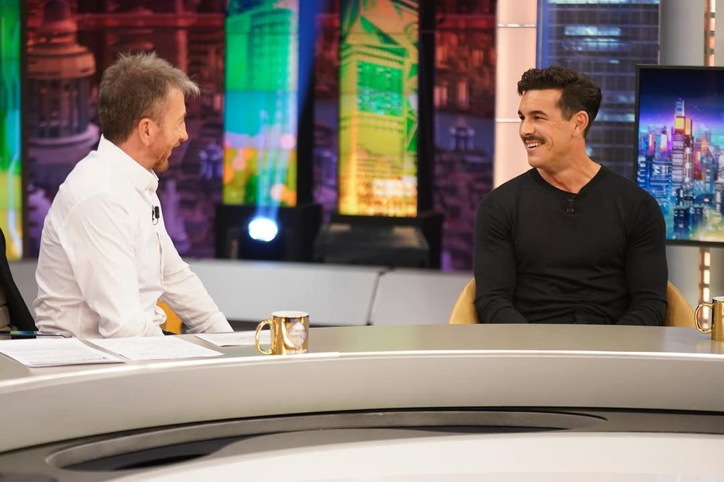 Mario Casas promociona su nueva película de época, 'El secreto del orfebre', en El Hormiguero 