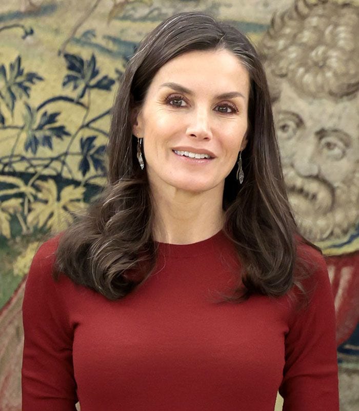 Reina Letizia pantalón cuero rojo