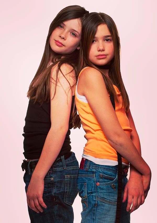 Dua Lipa posando como modelo con su amiga cuando era pequeña