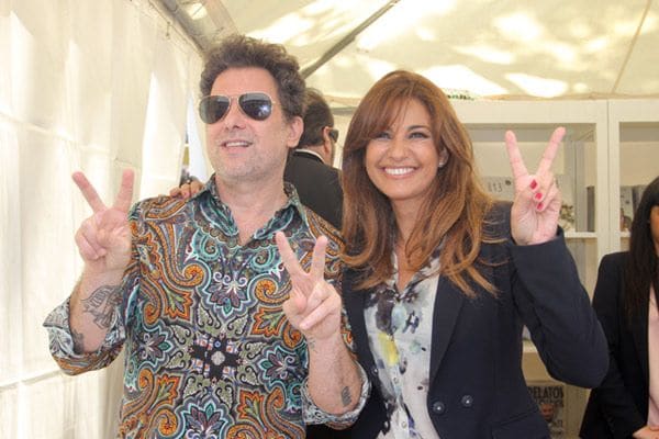 Mariló Montero aprovechó su estancia en la feria para posar así de divertida con el músico Andrés Calamaro
