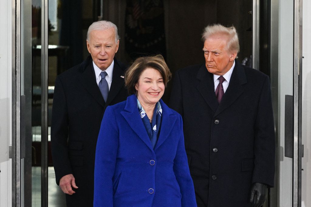 El presidente Joe Biden, la senadora demócrata Amy Klobuchar, de Minnesota, y el presidente electo Donald Trump salen de la Casa Blanca para dirigirse al Capitolio