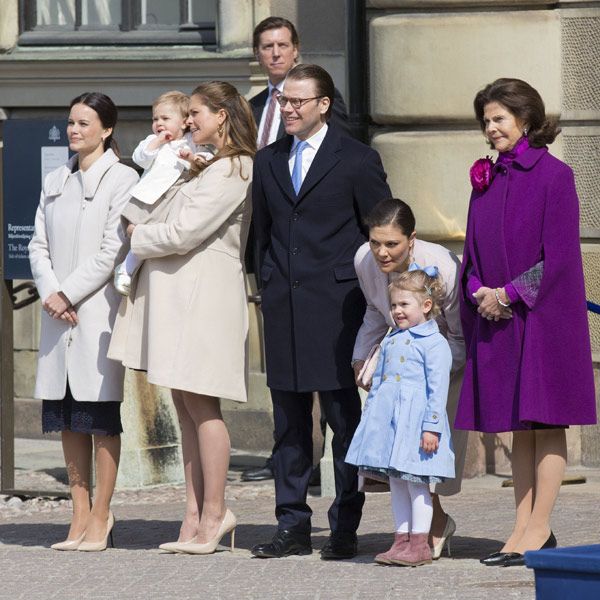 Tanto las princesas Victoria y Magdalena como Sofía Hellqvist eligieron abrigos en tonos claros a juego con los zapatos, incluso la pequeña Leonore iba vestida en esa gama, con los mismos zapatitos dorados que llevó a su reunión con el Papa Francisco. Fue la Reina Silvia la que puso la nota de color de la mañana con un abrigo capa en un color de un violeta intenso con una gran flor en la solapa, mientras que su nieta mayor, la princesa Estelle, fue vestida con un abrigo azul clarito con un gran lazo en el pelo a juego con la corbata de su padre
