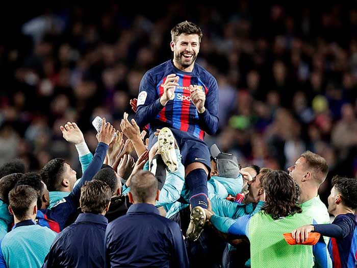 Gerard Piqué con sus compañeros 