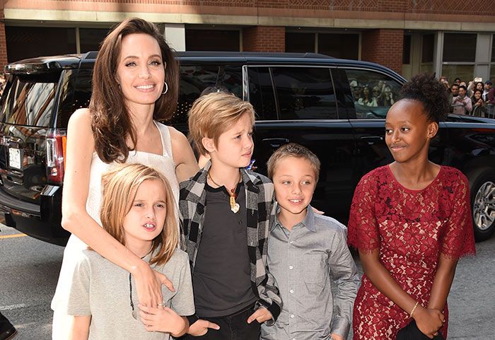 Angelina Jolie con sus hijos Vivienne, Shiloh y Knox