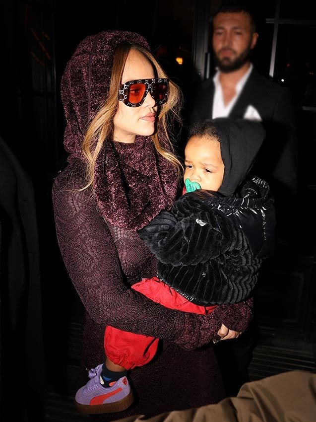 Rihanna con sus hijos y su pareja en París