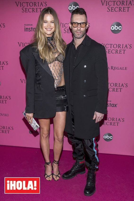 Behati Prinsloo y Adam Levine