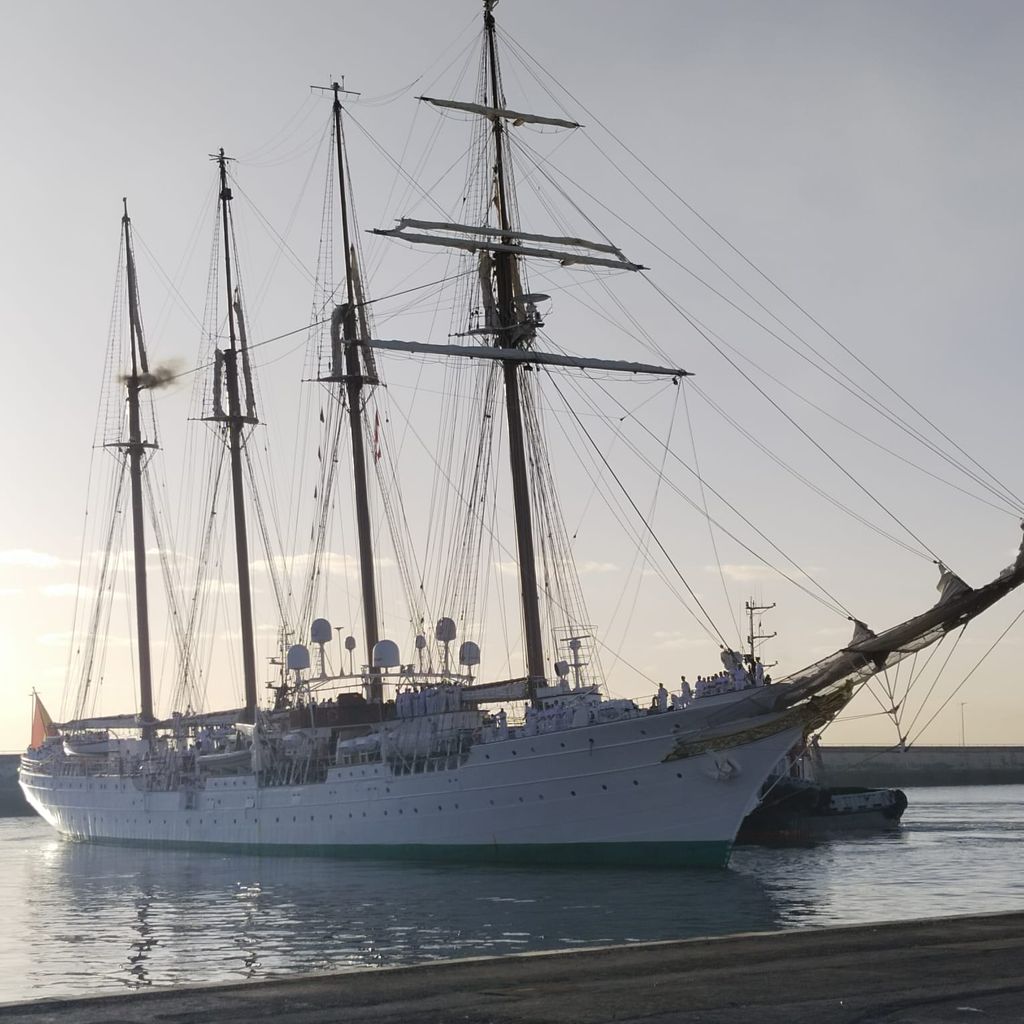 El barco Juan Sebastián de Elcano entrando en Tenerife