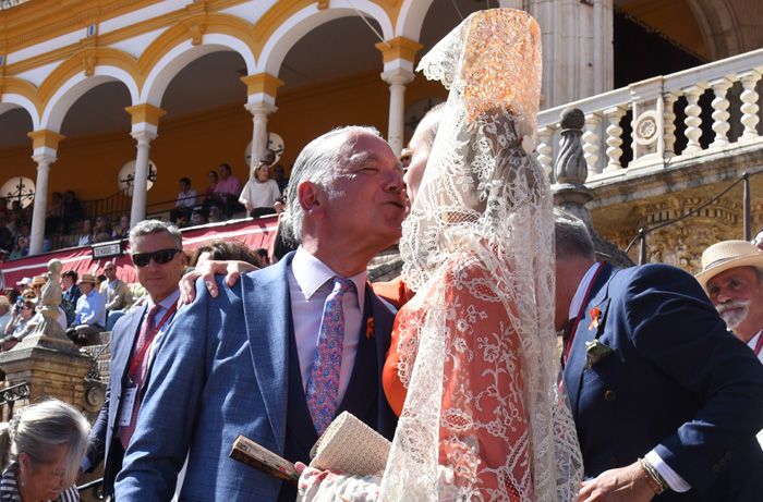 El beso de Juan Ramón Lucas y Sandra Ibarra