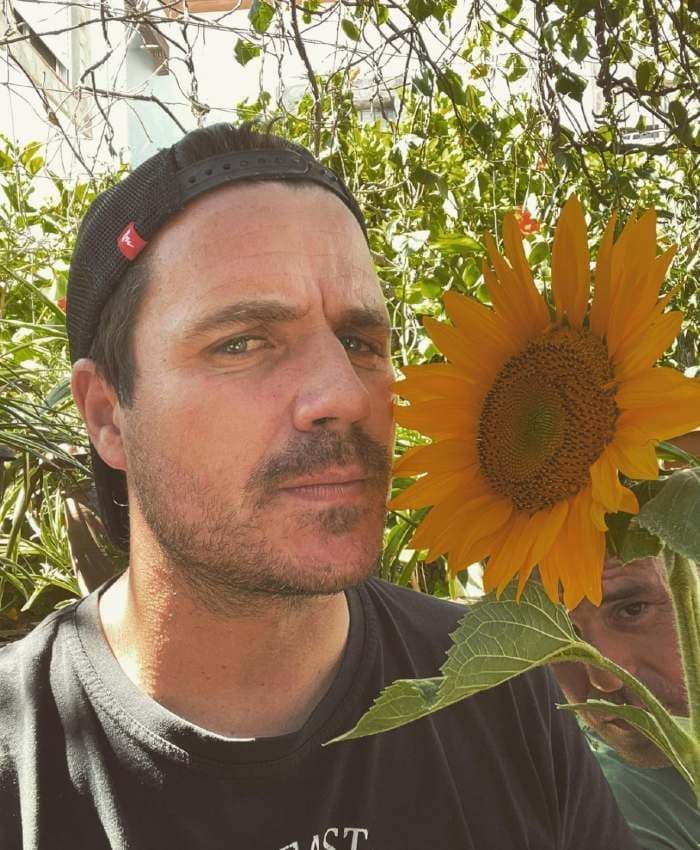 Dani Martín posa con un girasol