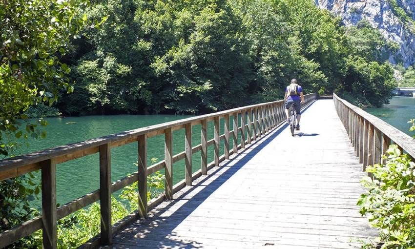 ciclista-en-un-puente-en-la-senda-del-oso-en-asturias