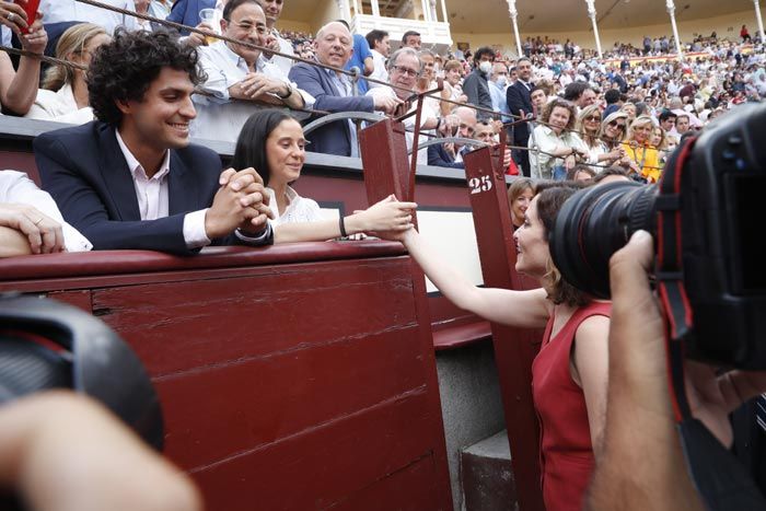 Victoria de Marichalar saluda a Isabel Díaz Ayuso