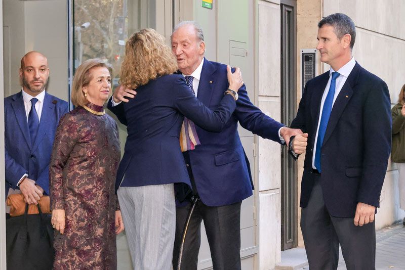 El rey Juan Carlos besa a la infanta Elena 