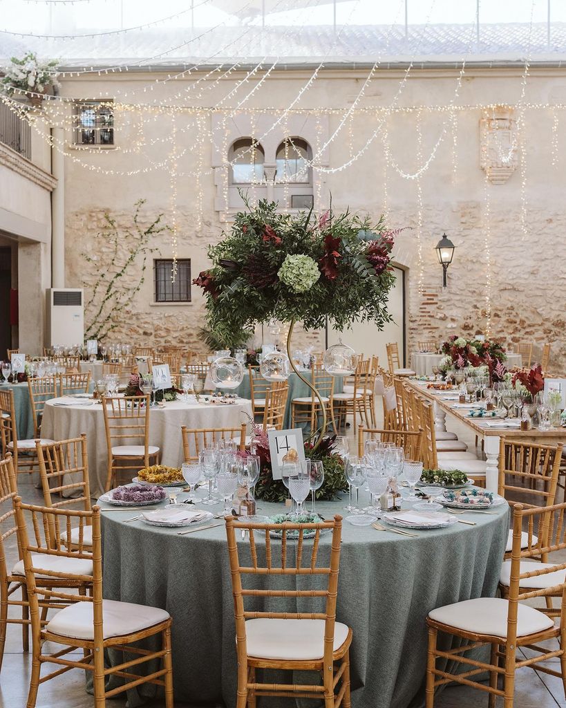 Decoración con manteles de boda a color verde con centros altos