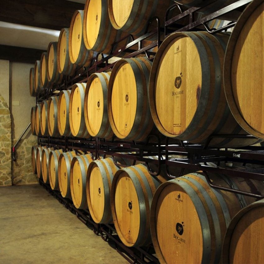 Sala de barricas en bodegas Bogarve.