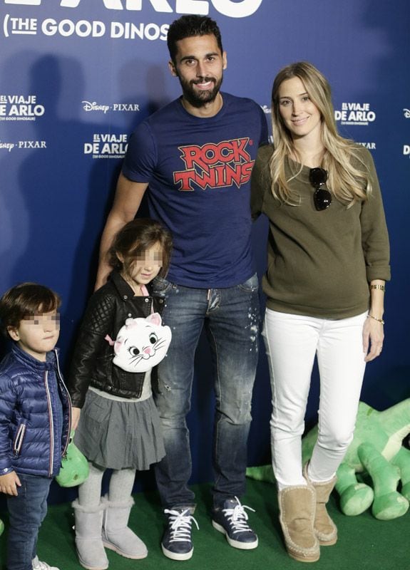 
El futbolista del Real Madrid y su familia acudieron a una premiere la pasada semana
