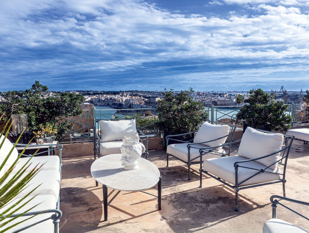  Francis Sultana en la terraza de su mansión, desde la cual se puede disfrutar de unas maravillosas vistas de Port Fort St. Angelo, que forma parte de las tres ciudades que rodean el puerto