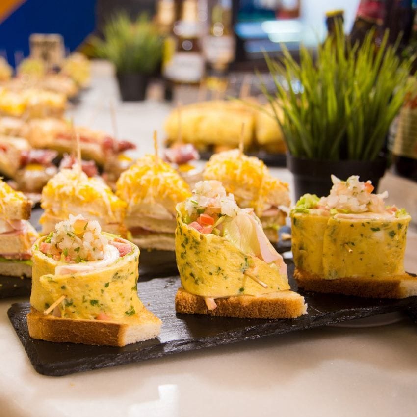 pinchos en la barra de un bar