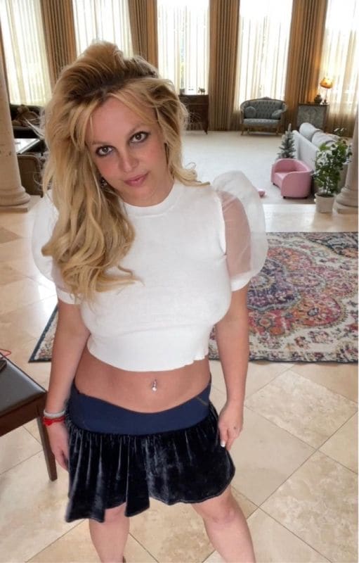 Britney Spears muestra una parte de su vestido de novia