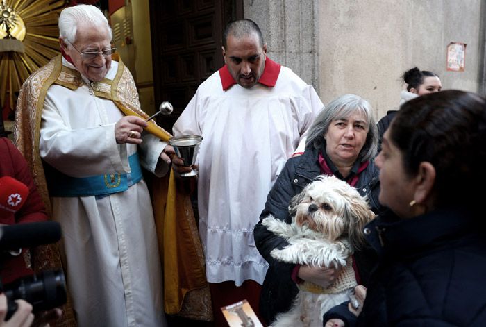 El padre Ángel el día de San Antón 