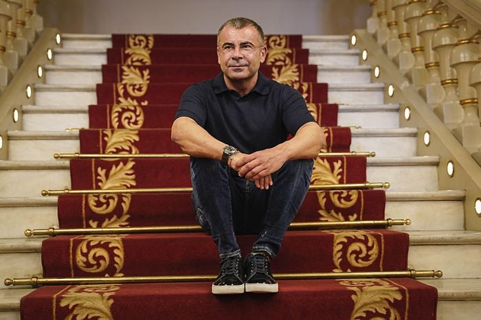 Imagen de Jorge Javier Vázquez en las escaleras del teatro