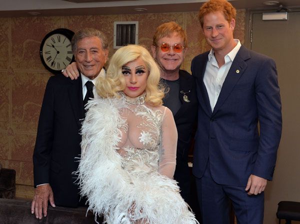 El nieto de la reina Isabel posa junto a Lady Gaga, Tony Bennett y Elton John
