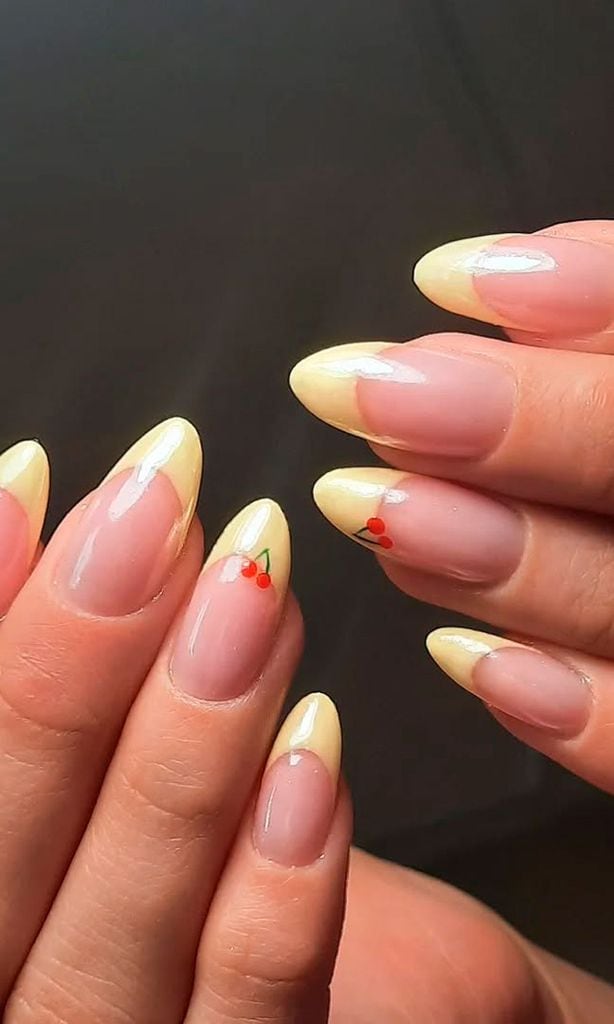 Manicura francesa en amarillo pastel