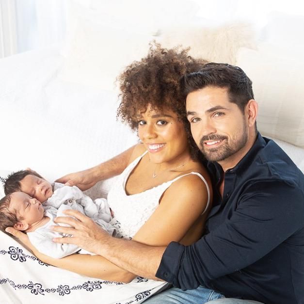 Ferdinando Valencia y Brenda Kellerman posan con sus hijos, Dante y Tadeo