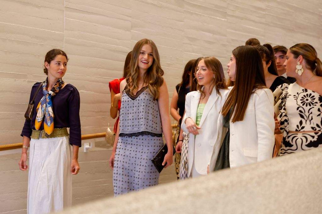 La princesa Leonor recorriendo con 40 jóvenes la Galería de las Colecciones Reales en el décimo aniversario de la proclamación de Felipe VI