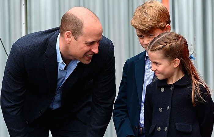 Príncipe William con George y Charlotte