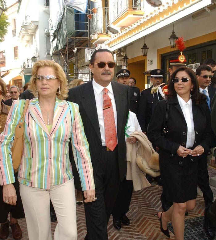 Julián Muñoz con Maite Zaldívar e Isabel Pantoja