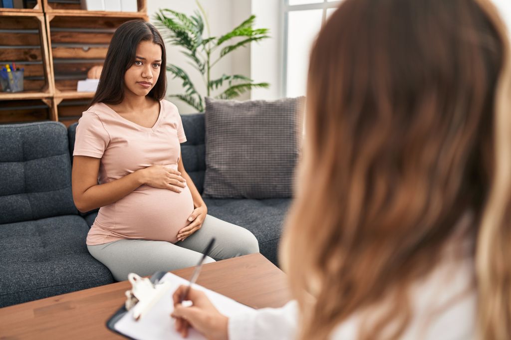 Mujer embarazada en consulta por problemas de salud mental